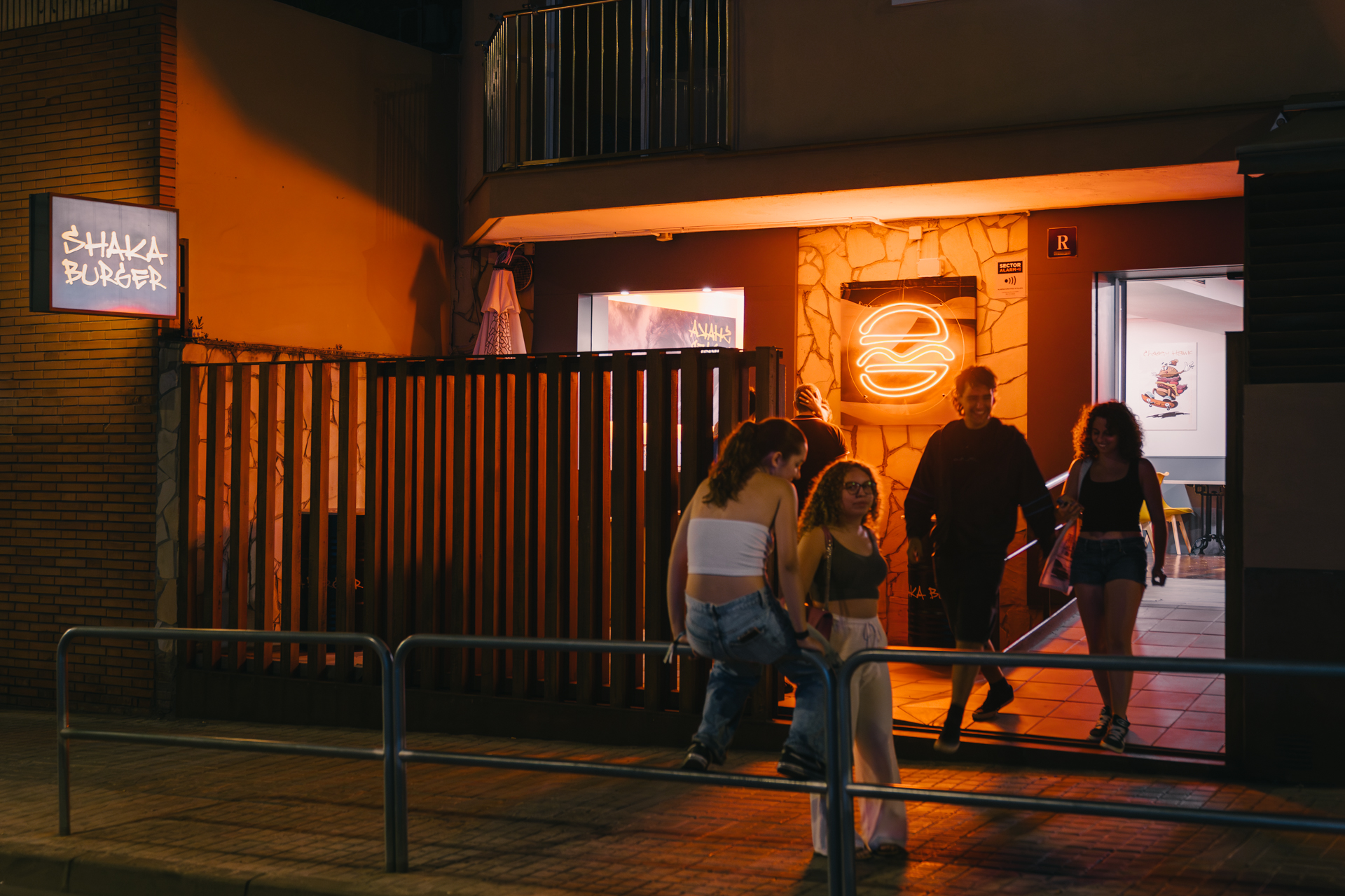 Grupo comiendo hamburguesas